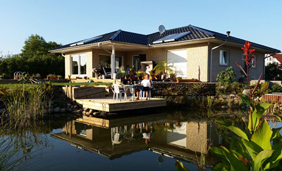 HANSE Vertrieb Wiedemar: Ansicht Teich/Haus